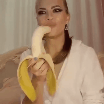 Девушка с бананом. Глотает банан. Девушка с бананом во рту. Девушка ест банан.